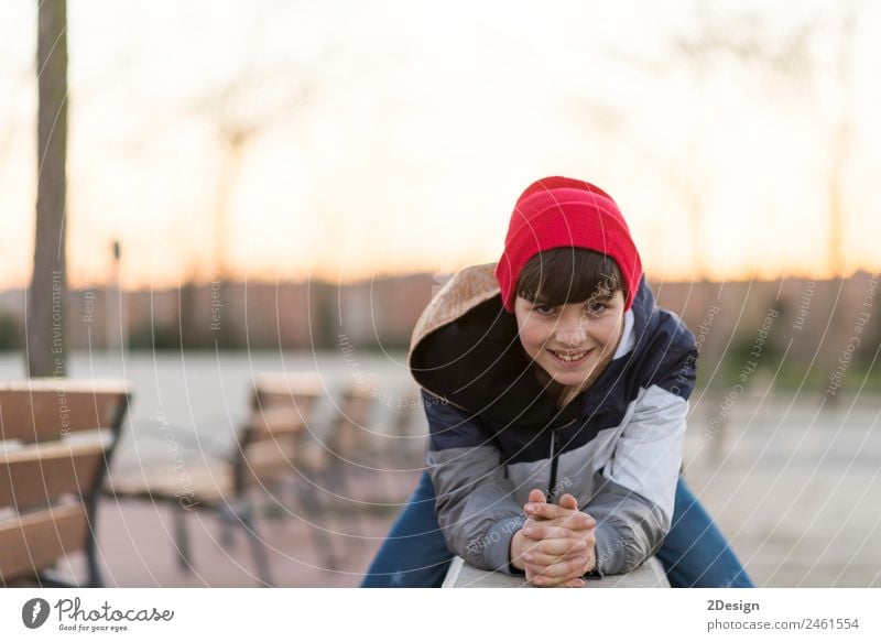 Porträt eines jungen Teenagers mit einem roten Hut Lifestyle Stil Glück Gesicht Freizeit & Hobby Studium Mensch maskulin Junge Junger Mann Jugendliche