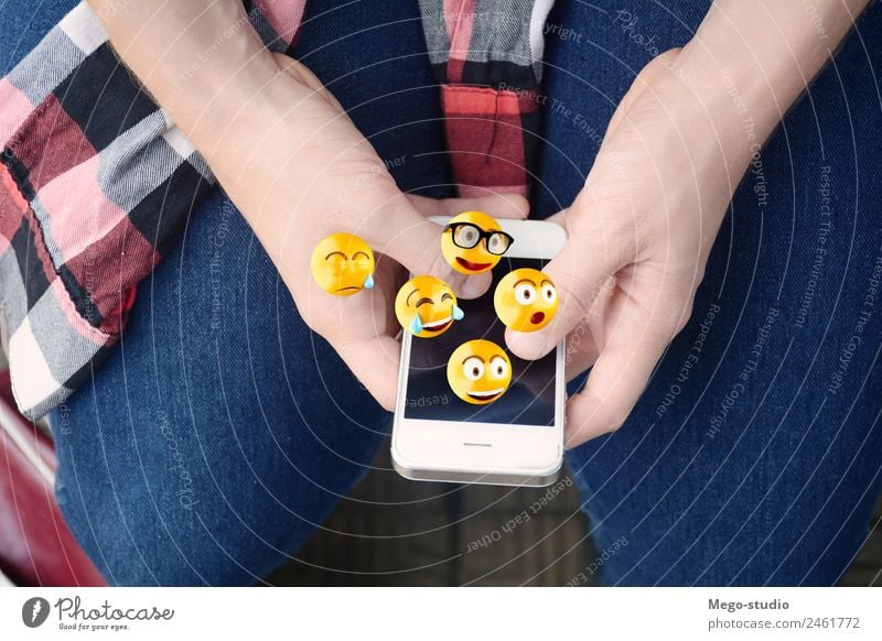 Nahaufnahme der Frau mit dem Smartphone, die Emojis sendet. Lifestyle Glück Gesicht Telefon PDA Bildschirm Technik & Technologie Internet Mensch Mann Erwachsene