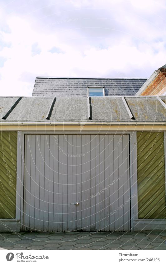 "Jaja, es ist alles in Ordnung..." Häusliches Leben Garage Garagentor Wolken Dänemark Kleinstadt Menschenleer Haus Dach Holz kaputt grau grün Ordnungsliebe