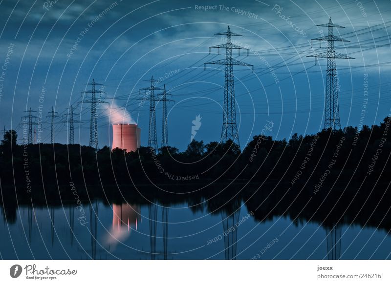 Rosa Riese Energiewirtschaft Kernkraftwerk Himmel Wolken See bedrohlich blau rosa rot schwarz Angst nachhaltig Umweltverschmutzung Kühlturm Wasserdampf