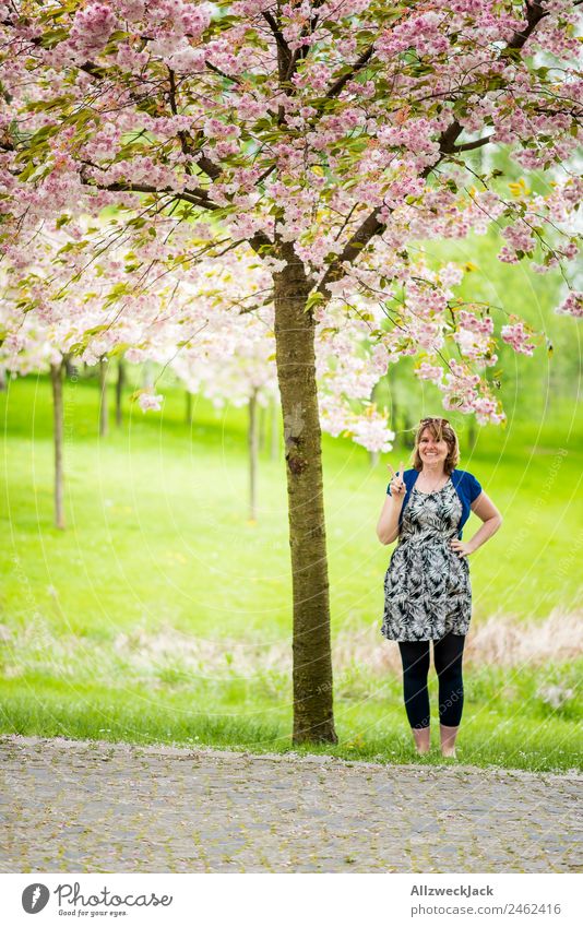 junge Frau unter blühendem Kirschbaum Tag 1 Mensch feminin Junge Frau Porträt Deutschland Berlin Hauptstadt Natur Kirschblüten Kirsche Baum Blühend Blüte Garten