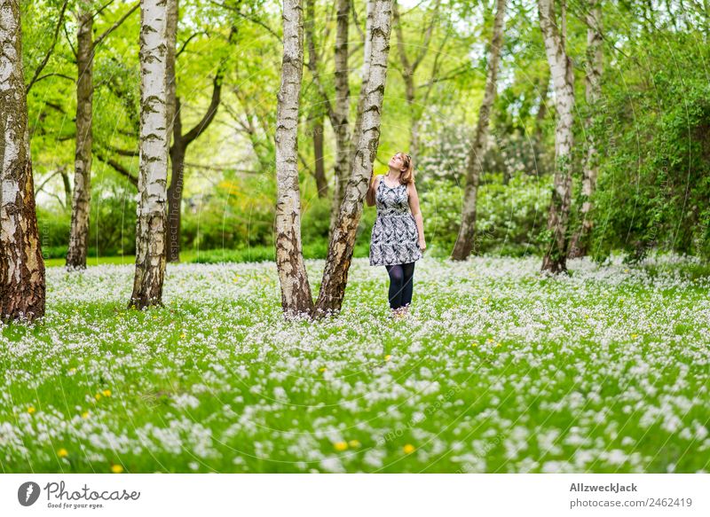 junge Frau auf blühender Wiese im Birkenwald Tag Wald Blüte Blühend Blume grün Natur Frühling Tier 1 Mensch Junge Frau Blick nach oben Einsamkeit Porträt