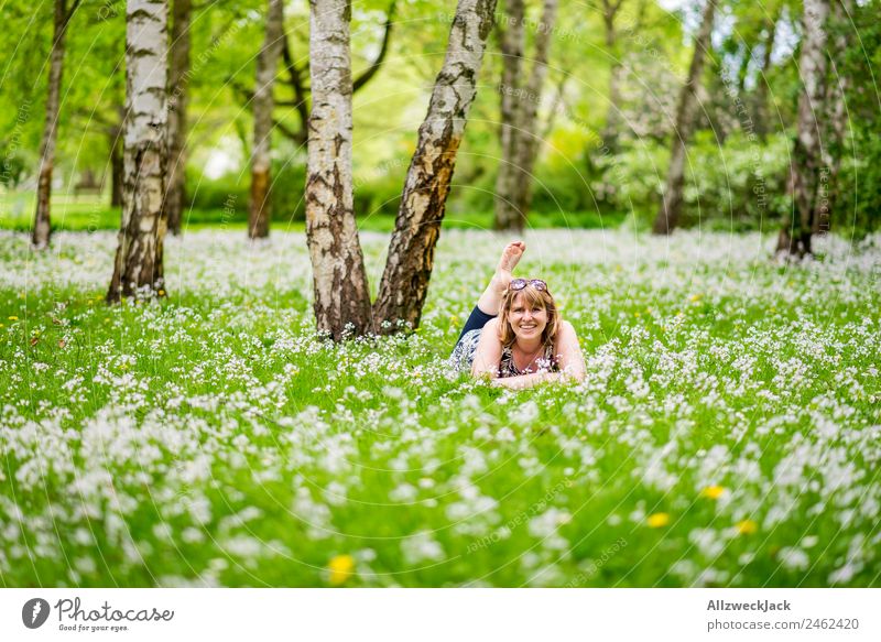 junge Frau auf blühender Wiese im Birkenwald Tag Wald Blüte Blühend Blume grün Natur Frühling Tier 1 Mensch Junge Frau liegen Einsamkeit Porträt