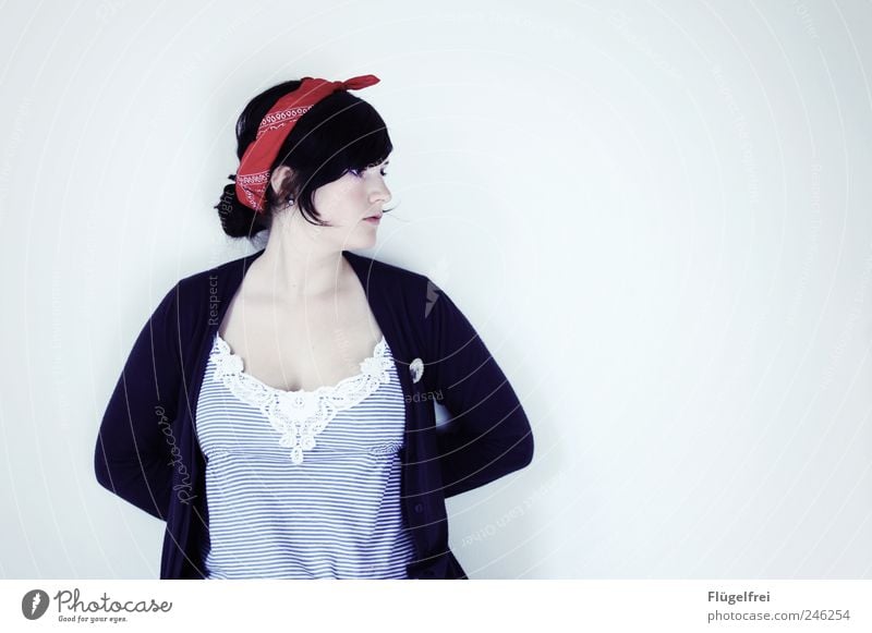 Adrett feminin Junge Frau Jugendliche 1 Mensch 18-30 Jahre Erwachsene stehen Kopftuch rot geschlossen zurückziehen Einsamkeit Spitze kalt Farbfoto