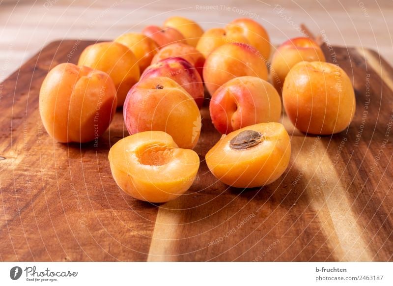 Aprikosen Lebensmittel Frucht Bioprodukte frisch Gesundheit Marille viele Schneidebrett Essen zubereiten Farbfoto Innenaufnahme Menschenleer Tag