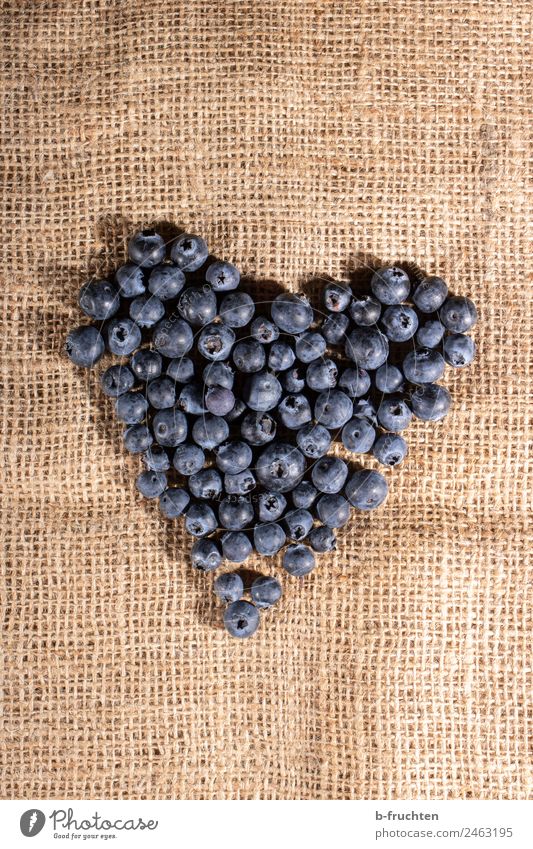 Wildheidelbeeren Lebensmittel Frucht Bioprodukte Gesundheit Herz Essen frisch blau violett Blaubeeren Beeren ansammeln Jutesack herzförmig Liebe genießen