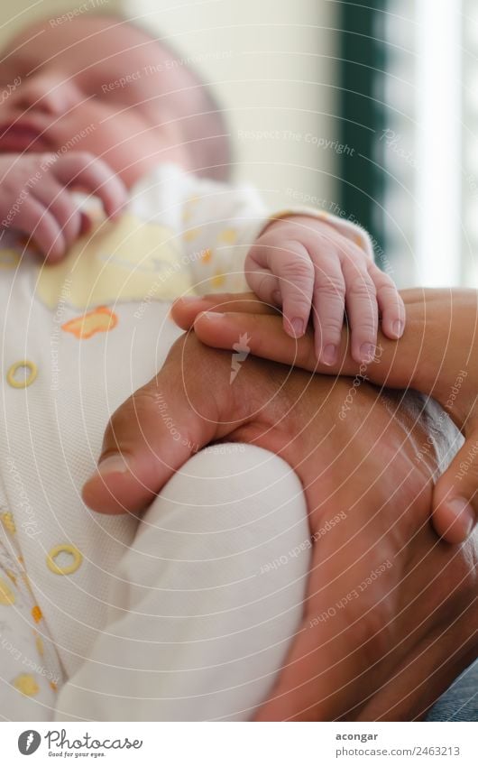 Hände von Vater, Bruder und kleinem Neugeborenen. Lifestyle Kind Mensch maskulin Baby Mann Erwachsene Familie & Verwandtschaft Leben Hand 1 0-12 Monate Gefühle