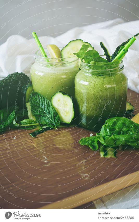 Gesunde und entgiftende grüne Smoothies Lebensmittel Gemüse Frucht Apfel Gurke Minze Spinat Ernährung Essen Bioprodukte Vegetarische Ernährung Diät Getränk