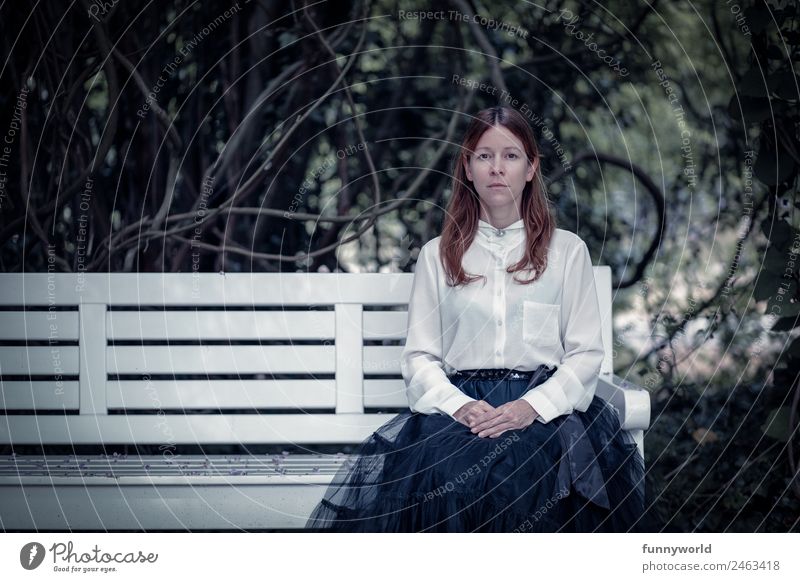 Frau mit weißer Bluse sitzt auf Parkbank feminin Erwachsene 1 Mensch 30-45 Jahre Mode Bekleidung Rock Haare & Frisuren rothaarig langhaarig Scheitel sitzen dünn