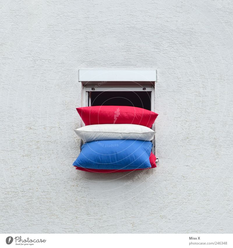 Hup Holland Schlafzimmer Fenster Sauberkeit lüften Luft Haushaltsführung Kissen Nationalflagge Niederlande Farbe Farbenspiel Bettwäsche Farbfoto mehrfarbig