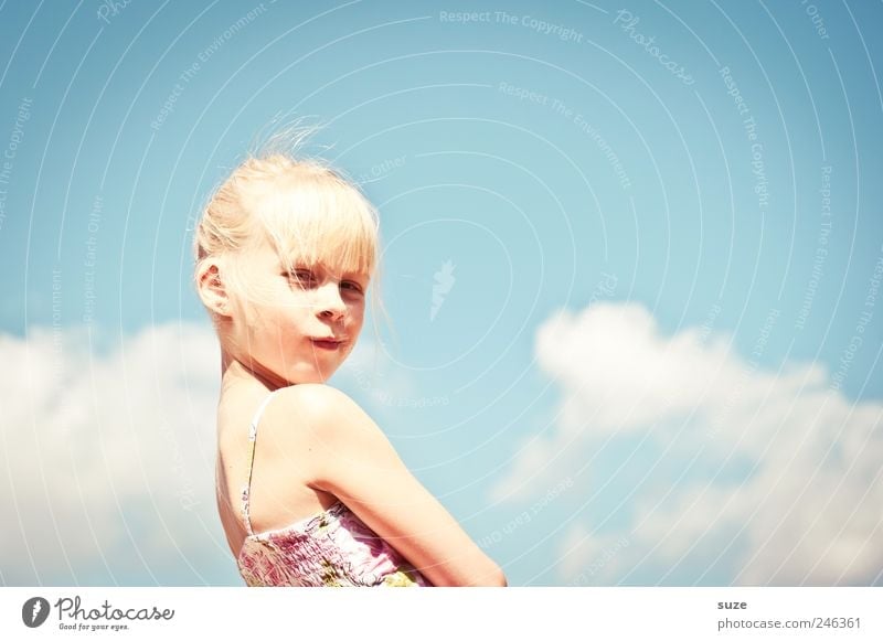 Über den Dingen ... Freude schön Freizeit & Hobby Kind Mensch Mädchen Kindheit Haare & Frisuren Gesicht 1 8-13 Jahre Himmel Wolken Sommer Kleid blond Coolness