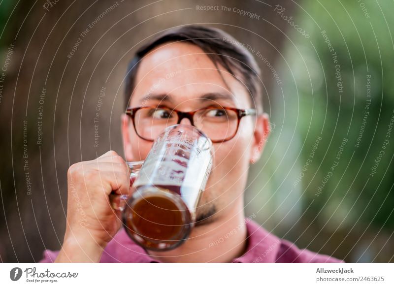 Portrait von einem jungen Mann mit Bierglas in der Hand Porträt 1 Mensch Junger Mann Oberkörper Blick unaufmerksam Wetttrinken Bierkrug Trinkgefäß Alkohol