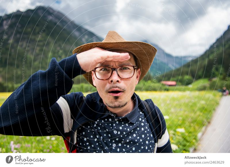 Mann mit Hut hält Ausschau Sommer Schönes Wetter Natur Wolken Berge u. Gebirge Alpen Bundesland Tirol Gras Wiese grün saftig Alpenwiese Alm Detailaufnahme