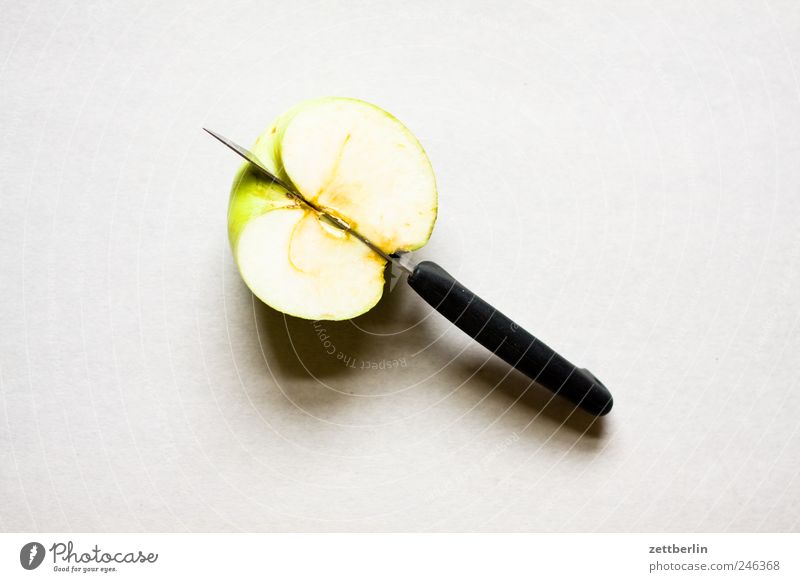 Halber Apfel Lebensmittel Frucht Frühstück Bioprodukte Vegetarische Ernährung Diät Slowfood Messer füttern Gesundheit ausgewogenheit essen geschnitten Snack