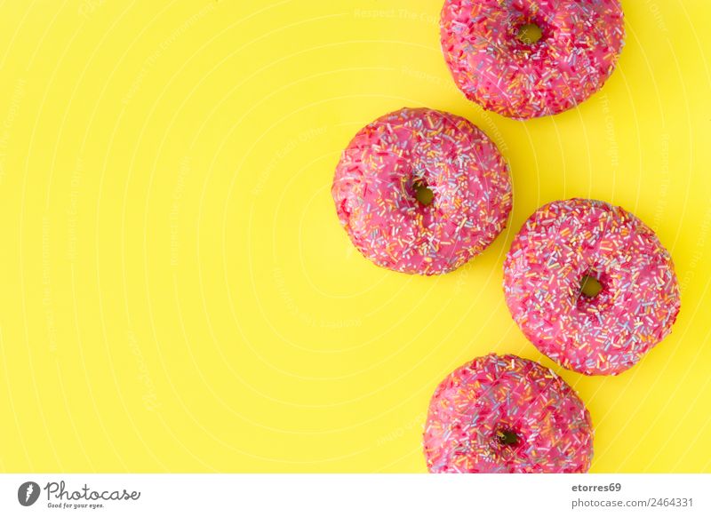 Rosa gefrosteter Donut Lebensmittel Brötchen Dessert Süßwaren Krapfen Frühstück gelb rosa Bonbon mehrfarbig Kuchen Backwaren Zuckerguß Golfloch Snack