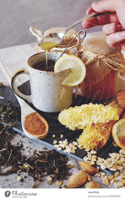 Natürliche Medizin gegen Erkältung Lebensmittel Zitrone Honig Wabe Zimt Hafer Mandel Ernährung Frühstück Bioprodukte Vegetarische Ernährung Getränk Heißgetränk