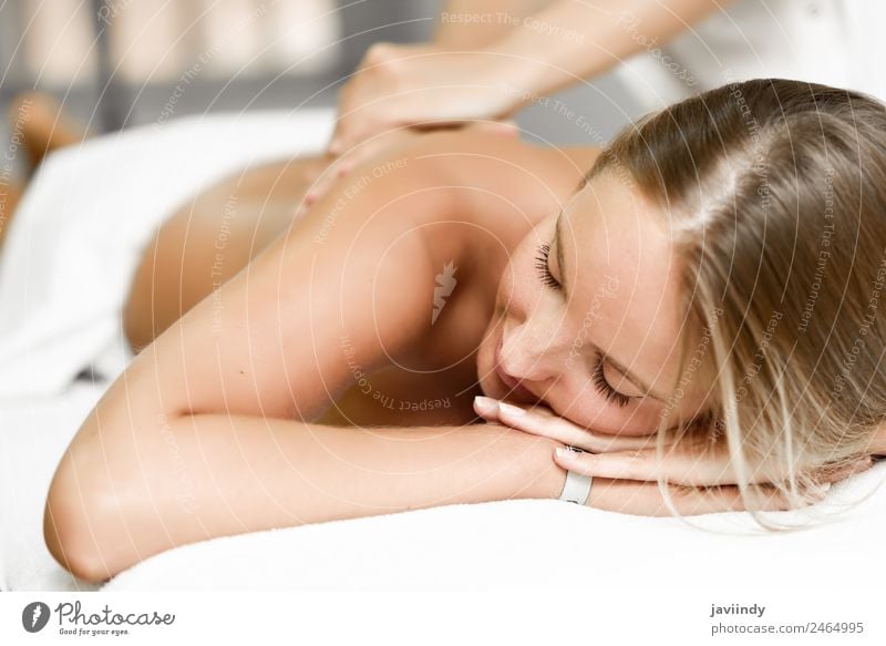 Junge blonde Frau bei der Massage im Spa-Salon Lifestyle schön Körper Gesundheitswesen Wellness Erholung Mensch Junge Frau Jugendliche Erwachsene Rücken 2