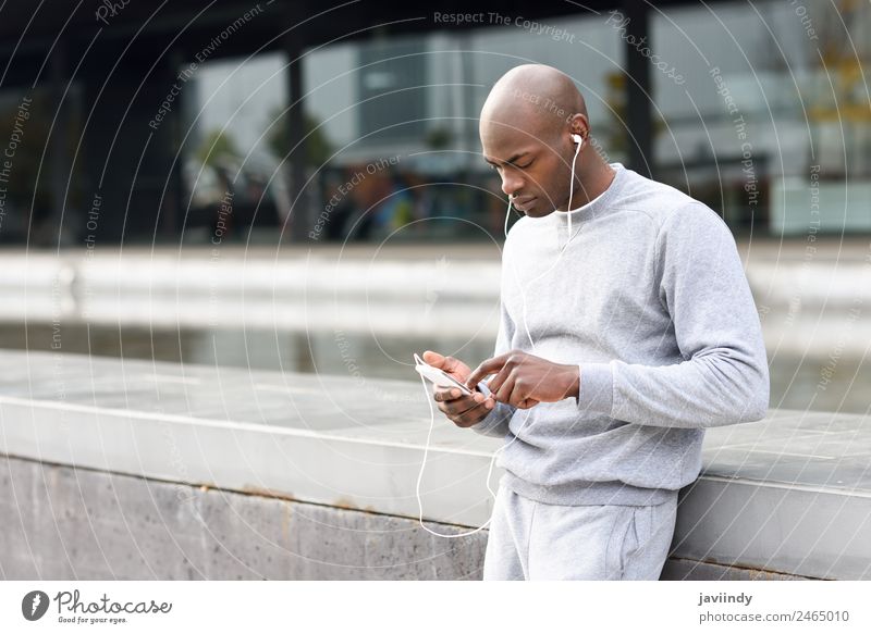 Attraktiver schwarzer Mann beim Musikhören mit Kopfhörern Lifestyle Glück Sport Telefon PDA Technik & Technologie Mensch maskulin Junger Mann Jugendliche
