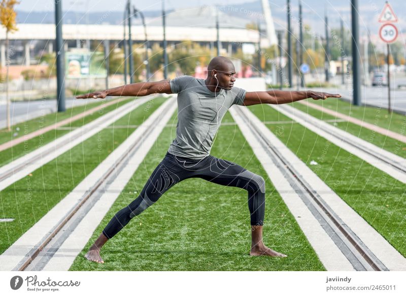 Schwarzer Mann, der Yoga im urbanen Hintergrund praktiziert. Lifestyle Sport Mensch maskulin Junger Mann Jugendliche Erwachsene 1 18-30 Jahre Fitness muskulös