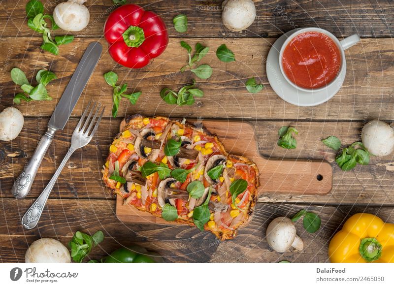 Pizza echtes Essen Lebensmittel Ernährung Bioprodukte Vegetarische Ernährung Slowfood Messer Gabel Diät oben Originalität authentisch Farbfoto Studioaufnahme