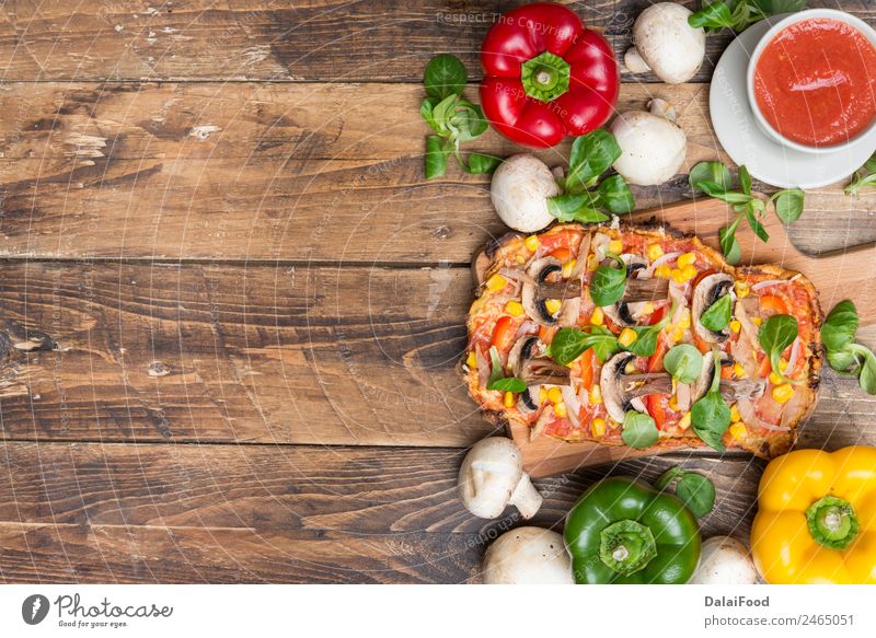 Pizza gesund, handgemacht, echtes Essen Lebensmittel Gemüse Abendessen Fastfood Slowfood innovativ Farbfoto Studioaufnahme Detailaufnahme Makroaufnahme