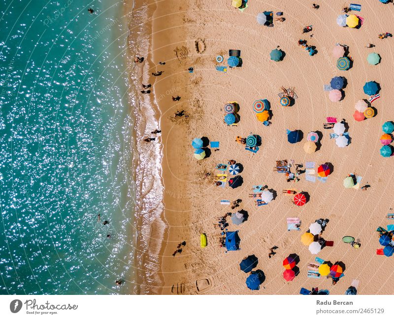 Luftaufnahme von fliegenden Drohnen von Menschen, die sich am Algarve Beach in Portugal entspannen. Strand Fluggerät Aussicht Sand Hintergrundbild Wasser oben