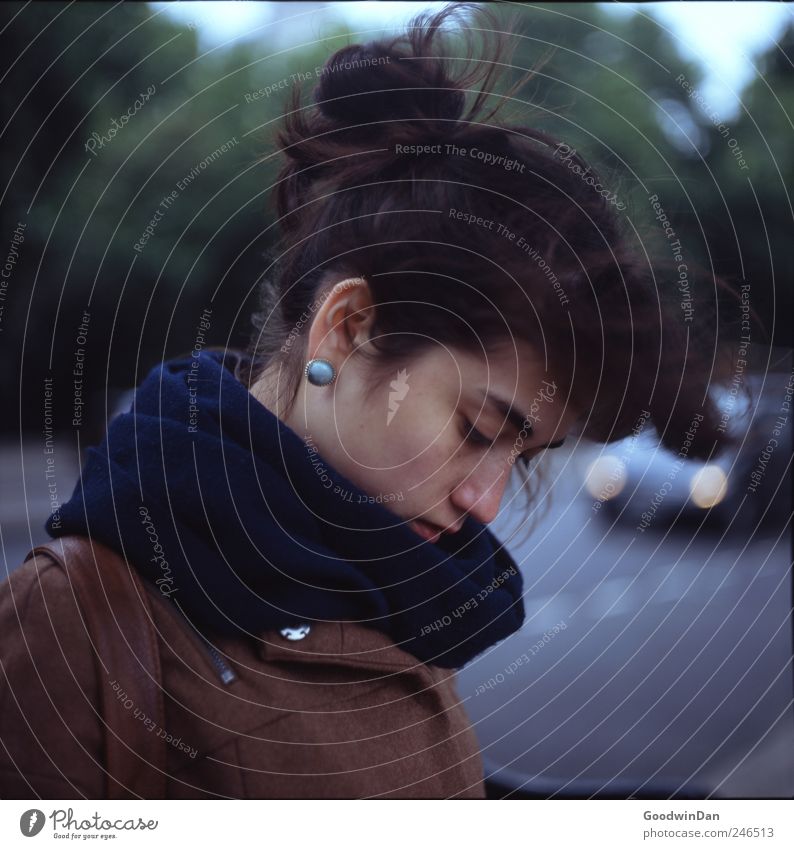 Türkis. feminin Junge Frau Jugendliche Erwachsene 1 Mensch London Stadtzentrum bevölkert Straße atmen Denken hören träumen Traurigkeit warten authentisch schön