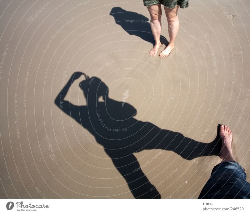 Urlaubsfoto Strand Mensch Beine Fuß 2 Sand Hose Kleid stehen Fotografieren Körperhaltung Farbfoto Außenaufnahme Schatten Silhouette Starke Tiefenschärfe