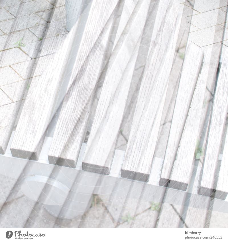 doppeldecker Stil Design Garten außergewöhnlich hell einzigartig trashig grau skurril Holz Doppelbelichtung Boden Bodenbelag Bank U-Bahnbank Fuge Asphalt