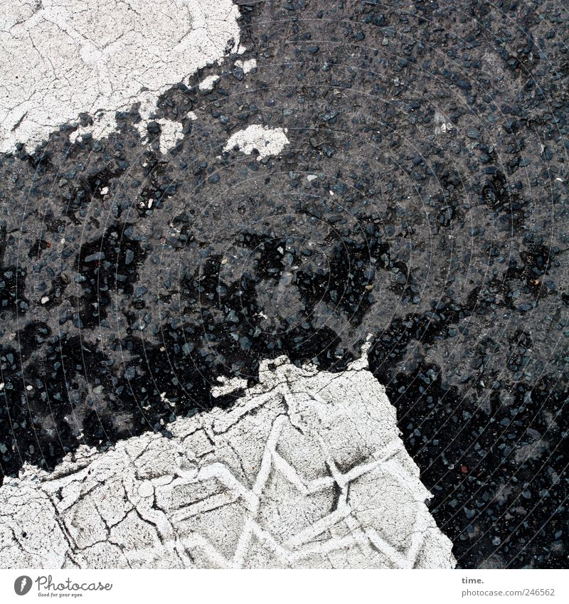 Trostpflaster für almo Verkehrswege Straße schwarz weiß Farbe Asphalt Bodenbelag Farbstoff Reifenspuren Teer diagonal Grafik u. Illustration Schwarzweißfoto