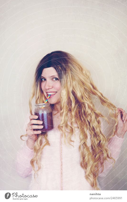 Junge blonde Frau, die einen Smoothie trinkt. Frucht Vegetarische Ernährung Getränk trinken Erfrischungsgetränk Saft Milchshake Lifestyle Haare & Frisuren