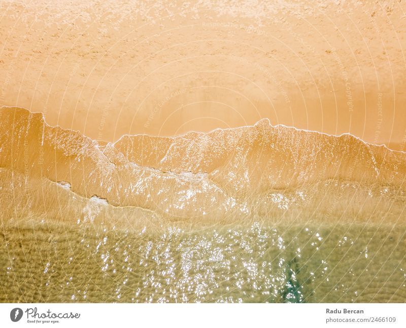 Luftbild Panoramadrohne Blick auf blaue Meereswellen und schönen Sandstrand in Portugal Fluggerät Wellen abstrakt Dröhnen Aussicht Top Wasser Strand Natur