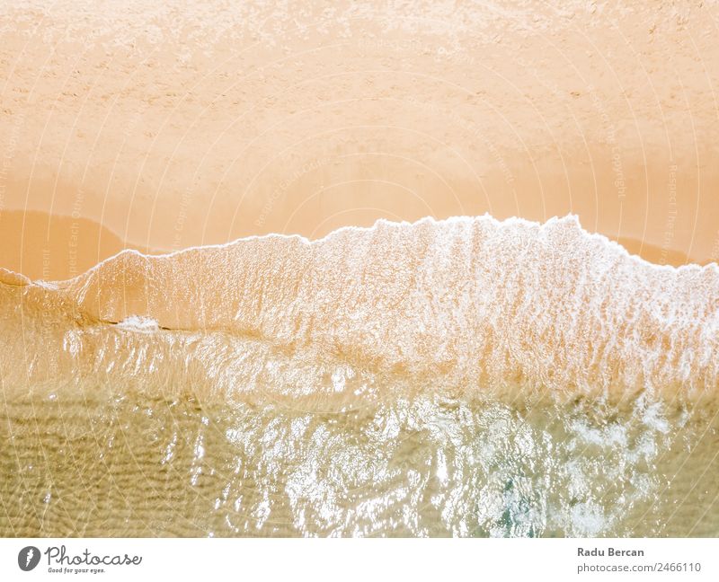 Luftbild Panoramadrohne Blick auf blaue Meereswellen und schönen Sandstrand in Portugal Fluggerät Wellen abstrakt Dröhnen Aussicht Top Wasser Strand Natur
