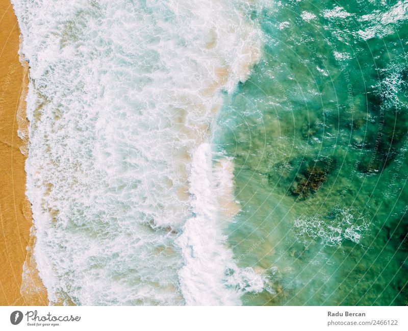 Luftaufnahme Panoramadrohne Blick auf den blauen Ozean Wellen, die am Sandstrand in Portugal erdrücken. Fluggerät Meer abstrakt Dröhnen Aussicht Top Wasser