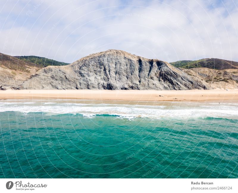 Luftaufnahme der blauen Meereswellen und des wunderschönen Sandstrandes in Portugal. Fluggerät Wellen abstrakt Dröhnen Aussicht Top Wasser Strand Natur