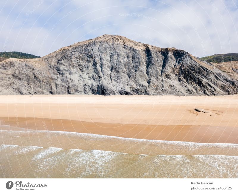 Luftaufnahme der blauen Meereswellen und des wunderschönen Sandstrandes in Portugal. Fluggerät Wellen abstrakt Dröhnen Aussicht Top Wasser Strand Natur