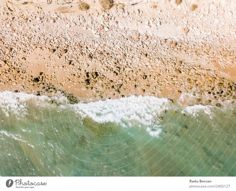 Luftpanorama-Drohne Blick auf die Meereswellen, die am felsigen Strand erdrücken. Fluggerät Wellen abstrakt Dröhnen Aussicht Top Wasser Natur schön