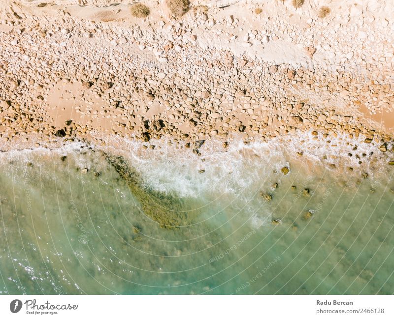 Luftpanorama-Drohne Blick auf die Meereswellen, die am felsigen Strand erdrücken. Fluggerät Wellen abstrakt Dröhnen Aussicht Top Wasser Natur schön