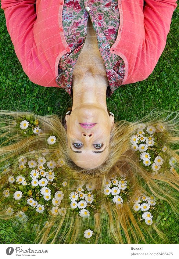 Frau unter den Margeriten Lifestyle Freude Haare & Frisuren Gesicht Erholung Meditation Sommerurlaub Garten Mensch feminin Erwachsene Weiblicher Senior