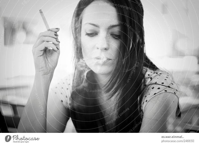 ruhephase. feminin Gesicht Rauchen schön Vorsicht Gelassenheit ruhig Farbfoto