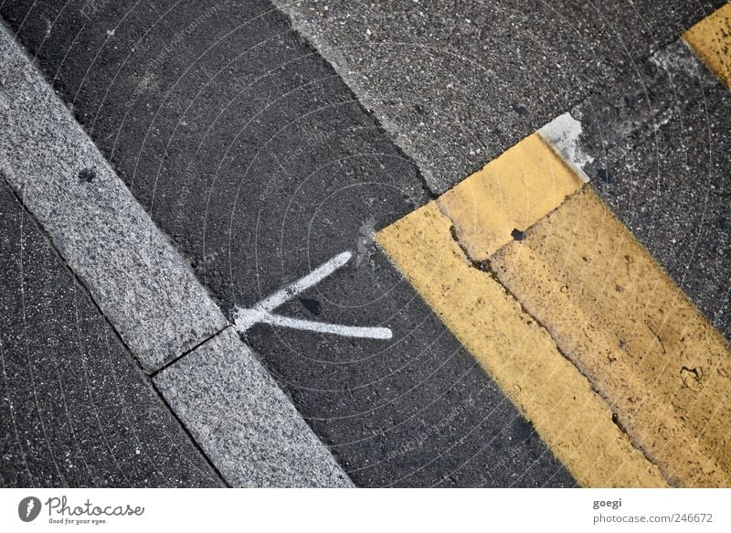 Übergänge Verkehr Verkehrswege Straße Zebrastreifen Straßenbelag Asphalt Bordsteinkante Zeichen Verkehrszeichen Linie Pfeil gelb grau weiß chaotisch