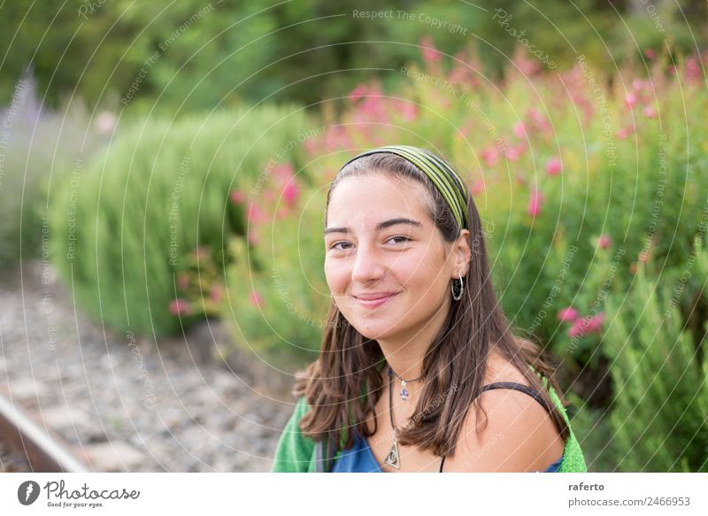 Porträt einer schönen jungen Frau im Freien, die lächelt. Lifestyle Ferien & Urlaub & Reisen Tourismus Mensch feminin Junge Frau Jugendliche Erwachsene Kopf 1