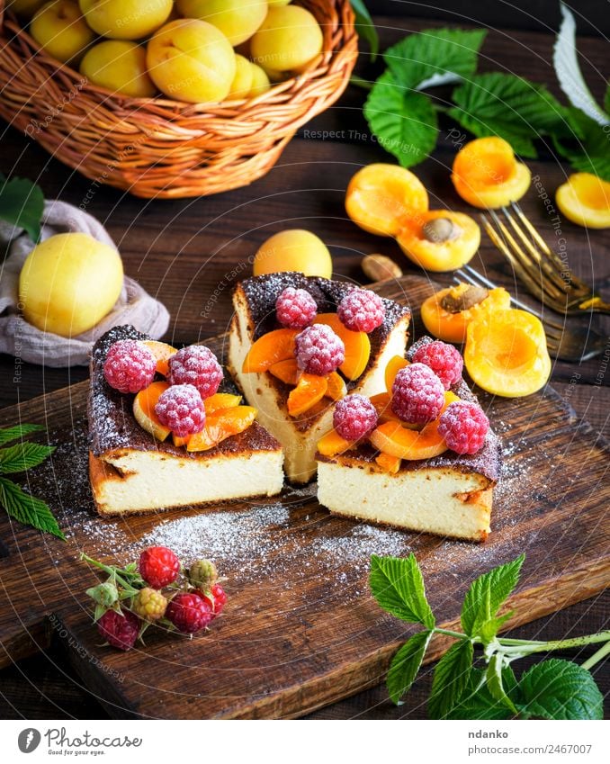 Hüttenkäsekuchen mit Erdbeeren Käse Frucht Kuchen Dessert Ernährung Gabel Tisch frisch hell lecker braun rot weiß Farbe Himbeeren Aprikose Käsekuchen Beeren