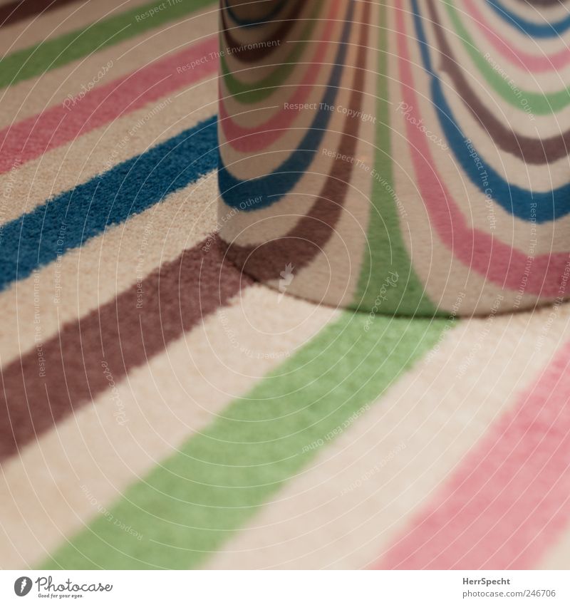 Lichtbrecher Teppich Teppichmuster gestreift Müllbehälter Papierkorb Metall mehrfarbig Lichtbrechung konvex tonnenförmig Farbfoto Innenaufnahme abstrakt Muster