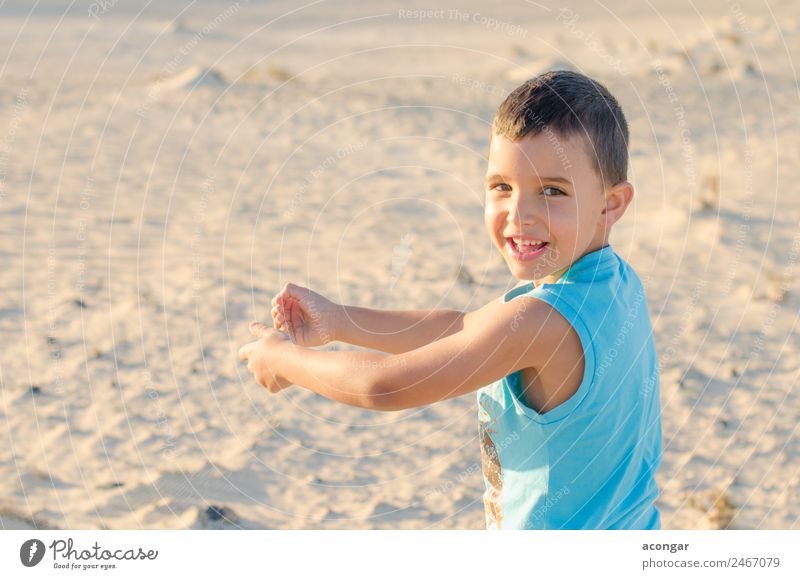 Kind spielt mit Sand auf den Dünen Freude Glück Erholung Spielen Ferien & Urlaub & Reisen Sommerurlaub Insel Mensch maskulin Junge Kindheit Körper 1 3-8 Jahre