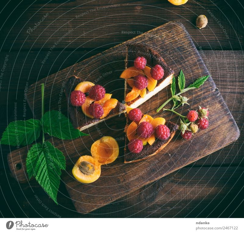 Stückchen Hüttenkäsekuchen mit Erdbeeren Käse Frucht Kuchen Dessert Ernährung Tisch Essen frisch hell lecker braun grün rot Farbe Himbeeren Aprikose Käsekuchen