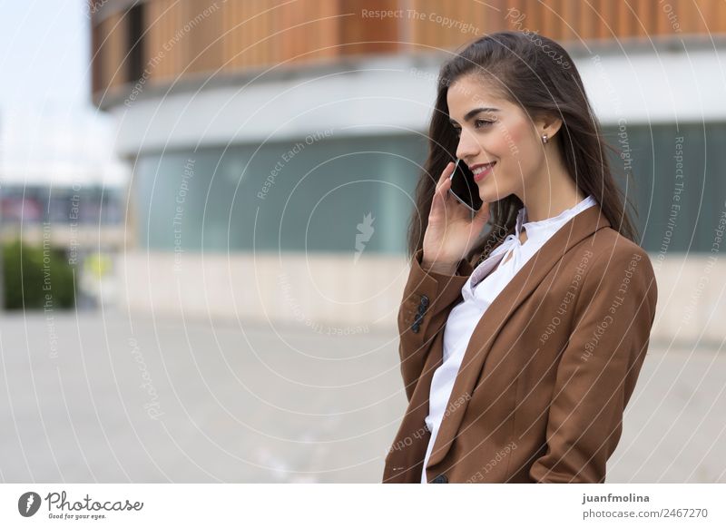 Frau nennt das Geschäft glücklich Glück schön Business sprechen Telefon PDA Technik & Technologie Mensch Erwachsene 18-30 Jahre Jugendliche Stadt Straße Anzug