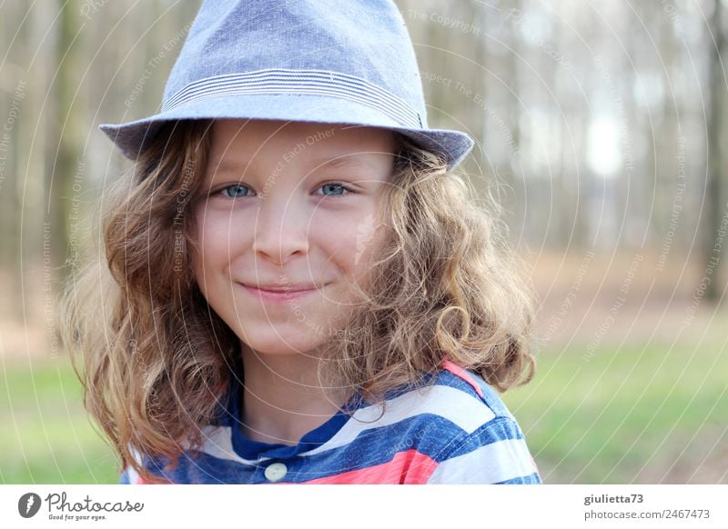 Lebensart | Komplett nur mit Hut || Kind Junge Kindheit 1 Mensch 8-13 Jahre Sommer blond langhaarig Locken Lächeln Coolness frech Fröhlichkeit Glück schön