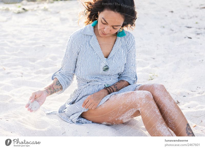 Nachdenkliche Lateinamerikanerin am Strand Lifestyle Stil Freude Glück ruhig Ferien & Urlaub & Reisen Sommer Meer Mensch Frau Erwachsene Kleid brünett Streifen