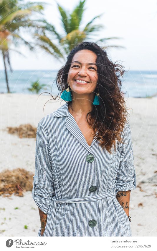 Mexikanerin am Strand von Tulum Lifestyle Stil Freude ruhig Ferien & Urlaub & Reisen Sommer Meer Mensch Frau Erwachsene 1 18-30 Jahre Jugendliche Kleid Locken